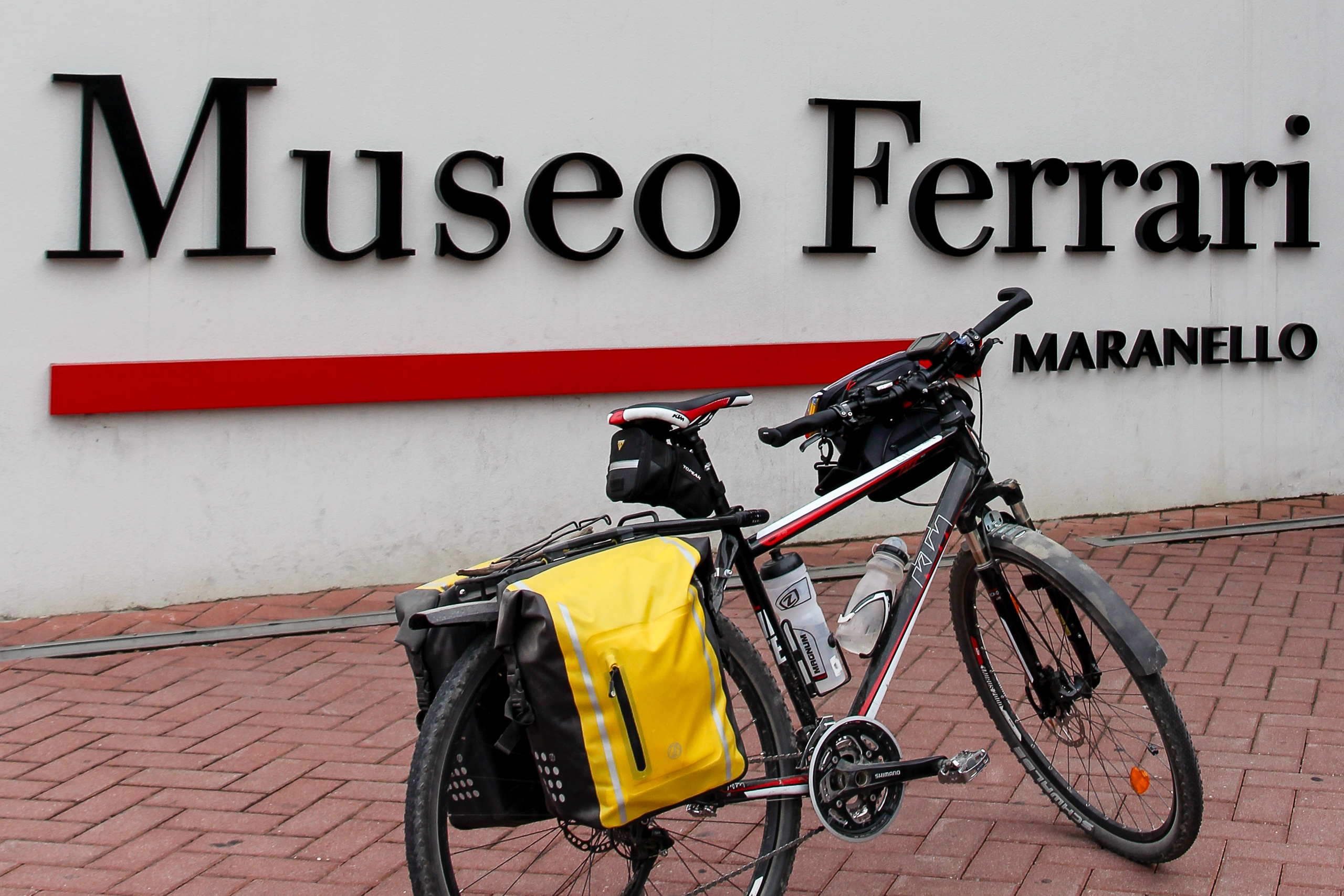 Am Museo Ferrari in Maranello – hineingehen muss ich nicht, tauschen will ich nicht